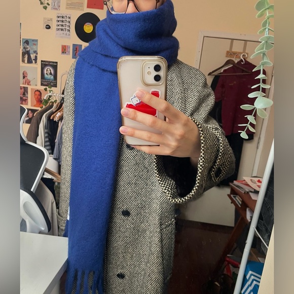 Aritzia Main Character scarf. Acrylic. Royal blue. - Picture 6 of 7